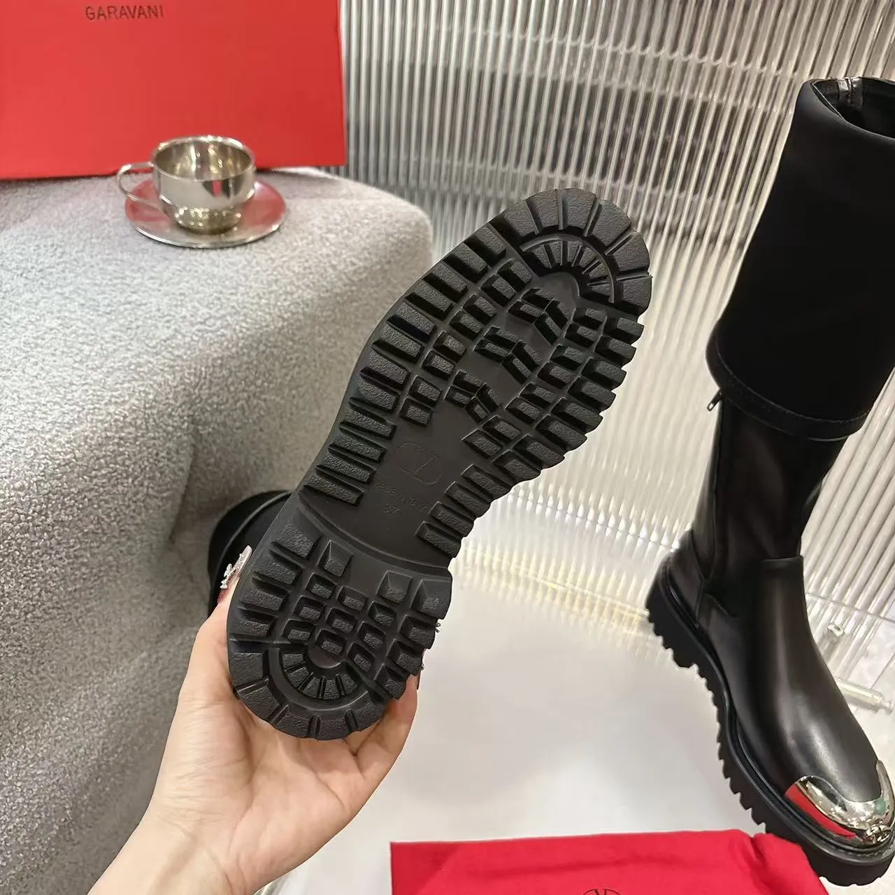👟👟Ex-factory price 720👟👟 2026𝑉𝐴𝐿𝐸𝑁𝑇𝐼𝑁𝑂 Valentino ♡ͥ | 💫Purchase level🔍 Classic Valentino’s special textured hardware brings out a full sense of luxury After putting it on my feet, I was shocked that my feet looked slimmer! The new season lives up to expectations! Worth buying ❥The original method is absolutely sentimental ❥Elegant style creates a different feeling🙈 Simple temperament style!  ♡ show bdetails ———————————— ⊿▸: Code number｜35-40 (41. Customized) ⊿▸: Material｜Imported calfskin + elastic pu ⊿▸: Lining |Sheepskin ⊿▸: Code number 35-40 (41. Customized)